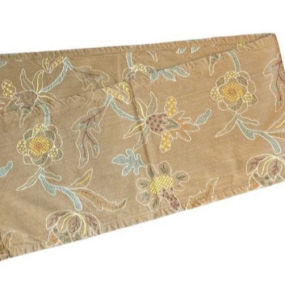 Crate and Barrel Lillian Runner and 4 placemats